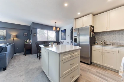 205 330 W 2nd Street, North Vancouver, BC, North Vancouver — Apartment/Condo for sale