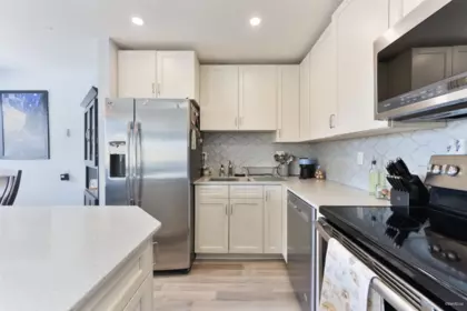 Kitchen Island Photo of 205 330 W 2nd Street, North Vancouver, BC