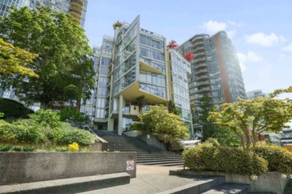 Entry Foyer Photo of 509 990 Beach Avenue, Vancouver, BC