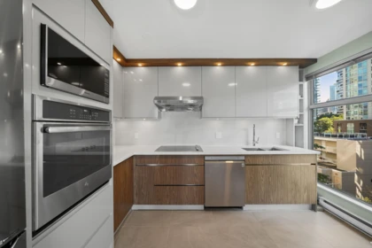 Kitchen Island Photo of 509 990 Beach Avenue, Vancouver, BC