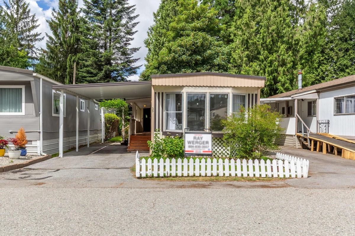 Living Room Photo of 58 21163 LOUGHEED HIGHWAY, Maple Ridge BC V2X 2R4