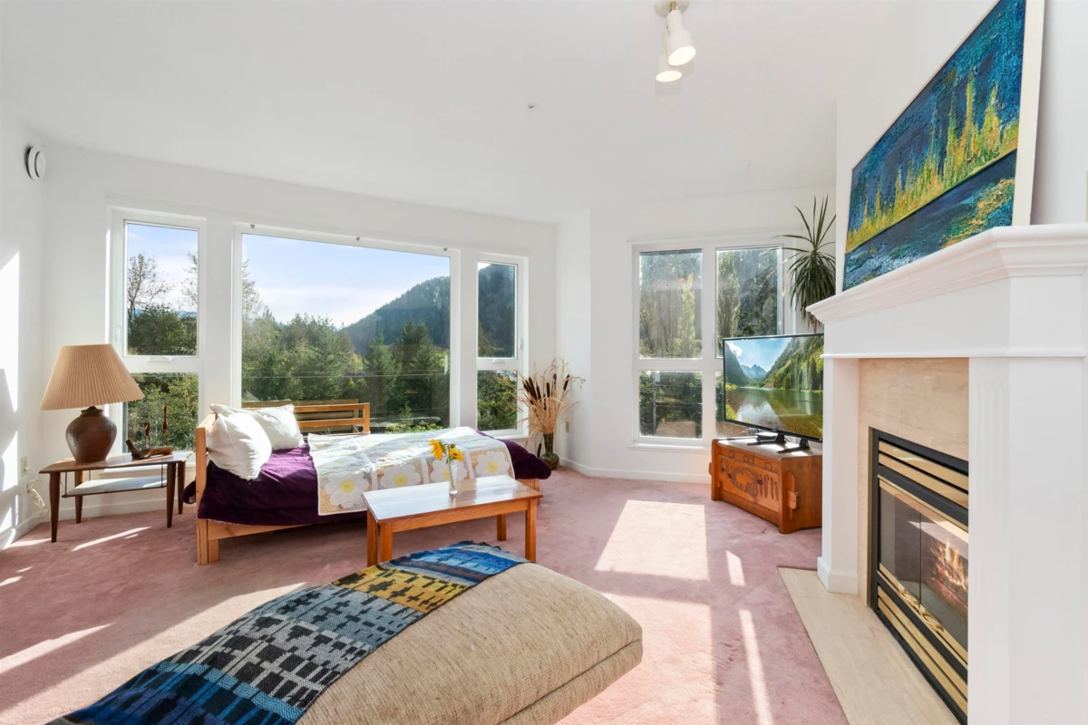 Dining Area Photo of 317 378 Esplanade Avenue, Harrison Hot Springs, BC