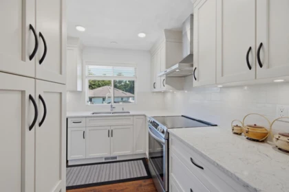 Kitchen Island Photo of 3184 Osprey West Drive, Abbotsford, BC
