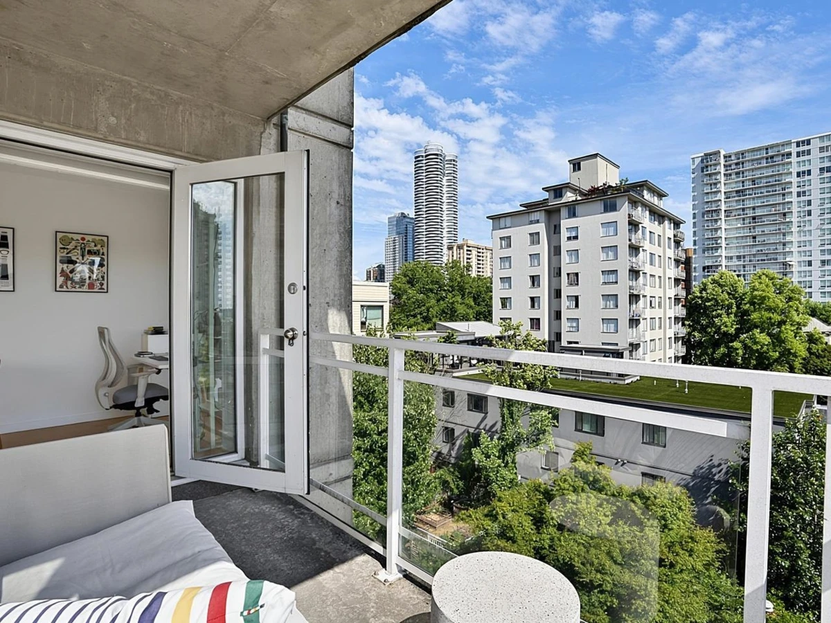 Dining Area Photo of 501 1150 Bute Street, Vancouver, BC