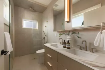 Hallway Photo of 2 258 E 19 Avenue, Vancouver, BC