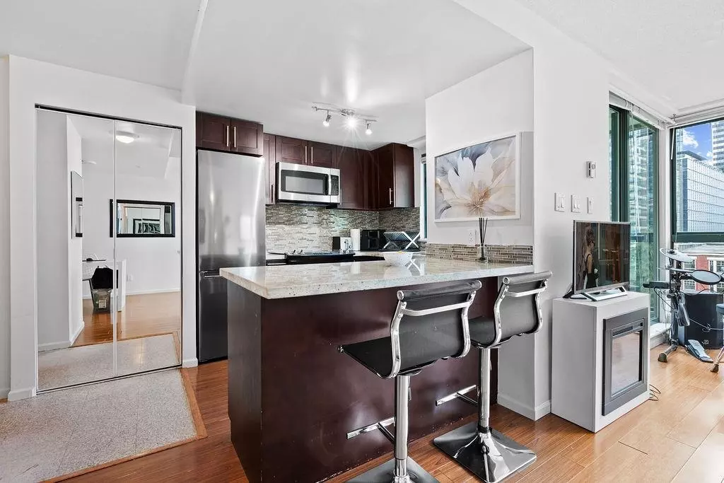 Dining Area Photo of 1005 1238 Melville Street, Vancouver, BC