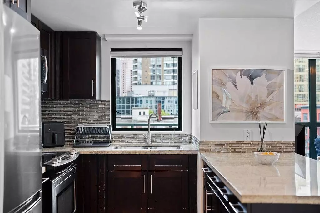Family Room Photo of 1005 1238 Melville Street, Vancouver, BC