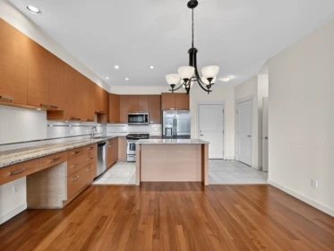 305 4365 Hastings Street, Burnaby, BC, Burnaby — Apartment/Condo for sale