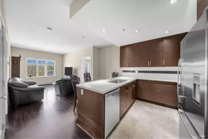 301 4710 Hastings Street, Burnaby, BC, Burnaby — Apartment/Condo for sale