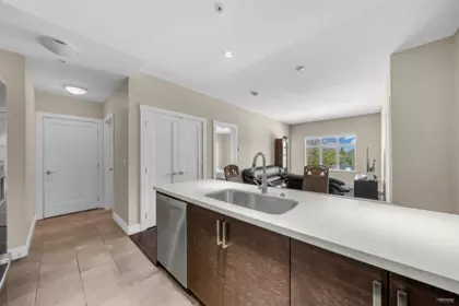 301 4710 Hastings Street, Burnaby, BC, Burnaby — Apartment/Condo for sale