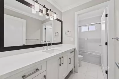 Mudroom Photo of 15568 Russell Avenue, White Rock, BC