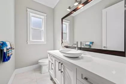 Powder Room Photo of 15568 Russell Avenue, White Rock, BC