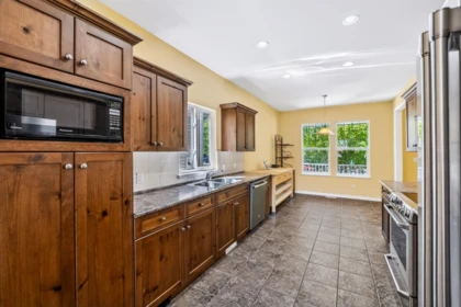 Kitchen Island Photo of 36256 Stephen Leacock Drive, Abbotsford, BC