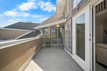 Entry Foyer Photo of 504 25 Richmond Street, New Westminster, BC
