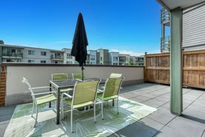 221 15745 Croydon Drive, Surrey, BC, Surrey — Apartment/Condo for sale