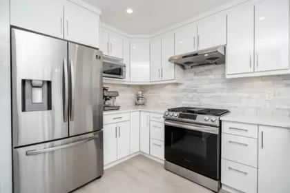 Kitchen Island Photo of 970 Rochester Avenue, Coquitlam, BC