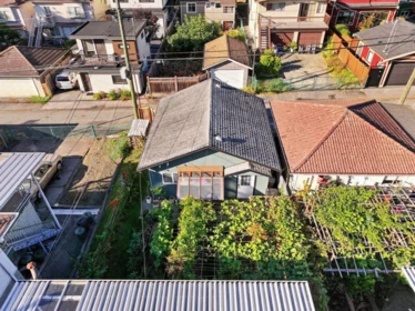 Garden / Landscaping Photo of 2621 Cambridge Street, Vancouver, BC