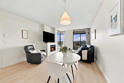 Living Room Photo of 903 15 E Royal Avenue, New Westminster, BC