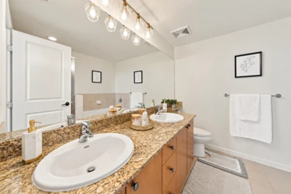 Primary Bathroom Photo of 903 15 E Royal Avenue, New Westminster, BC