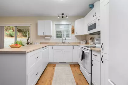 Kitchen Island Photo of 20 3350 Elmwood Drive, Abbotsford, BC