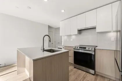 321 13968 Laurel Drive, Surrey, BC, Surrey — Apartment/Condo for sale