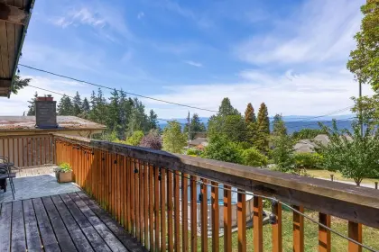 4730 Laurel Avenue, Sechelt, BC, Sechelt — Single Family Residence for sale