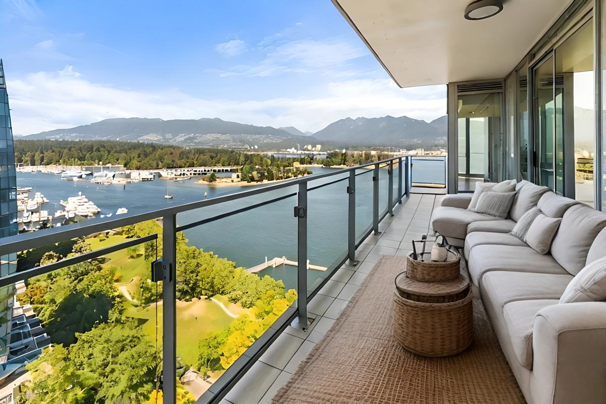 Primary Bathroom Photo of 2101 1169 W Cordova Street, Vancouver, BC