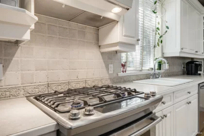 Kitchen Island Photo of 15210 29a Avenue, Surrey, BC