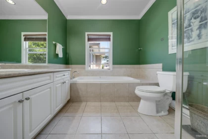 Primary Bathroom Photo of 15210 29a Avenue, Surrey, BC