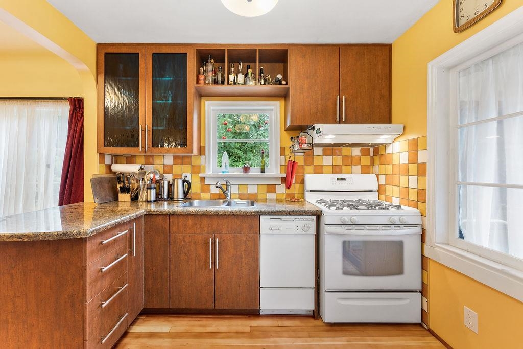 Dining Area Photo of 3205 E Georgia Street, Vancouver, BC