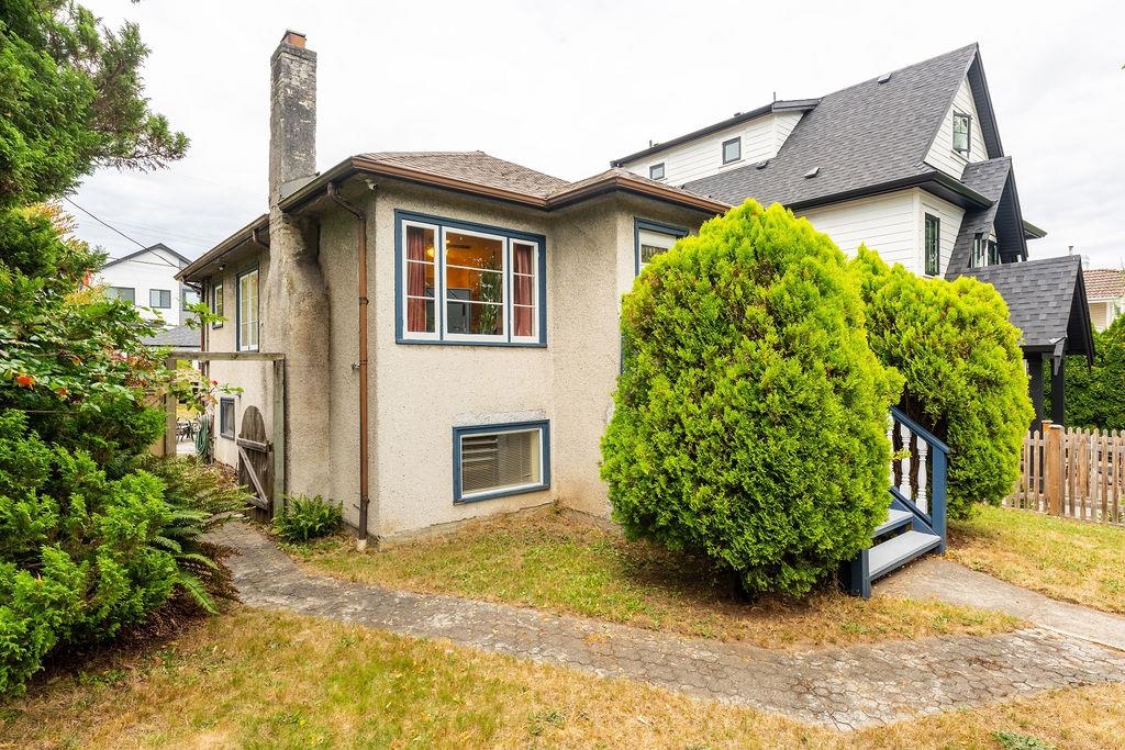 Living Room Photo of 3205 E Georgia Street, Vancouver, BC
