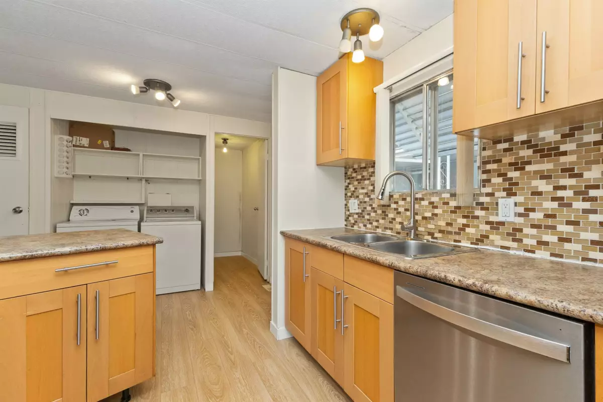 Primary Bathroom Photo of 58 8220 King George Boulevard, Surrey, BC