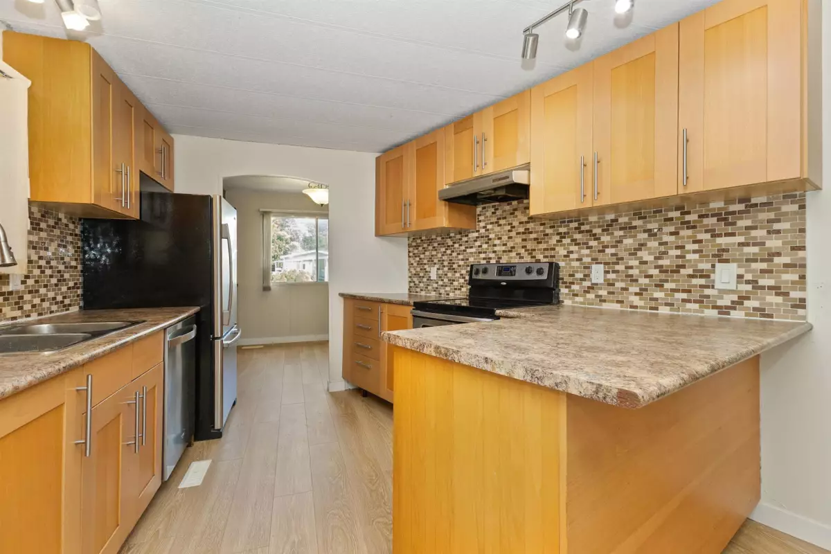 Walk-In Closet Photo of 58 8220 King George Boulevard, Surrey, BC