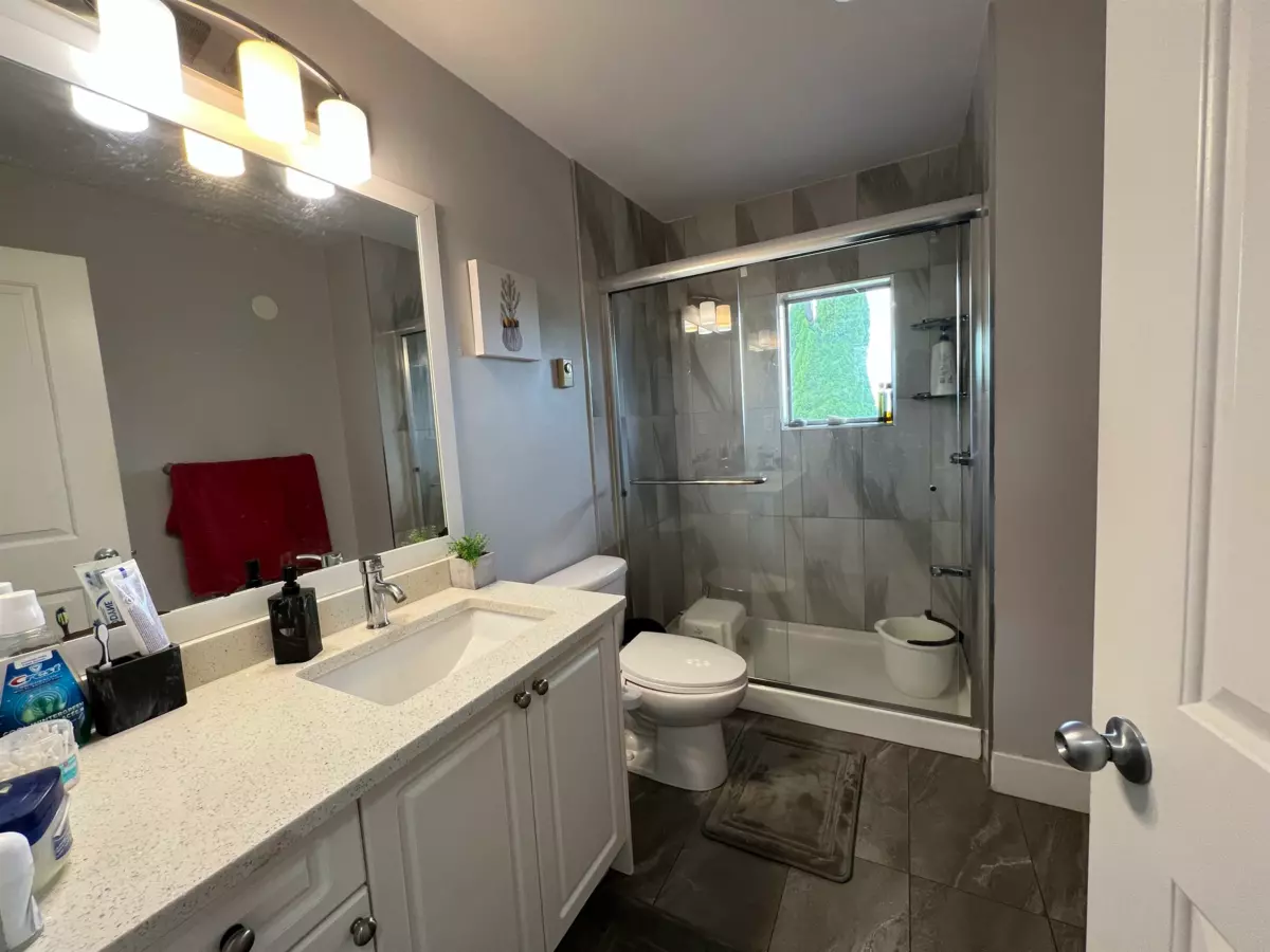 Primary Bathroom Photo of 6863 Bradner Road, Abbotsford, BC