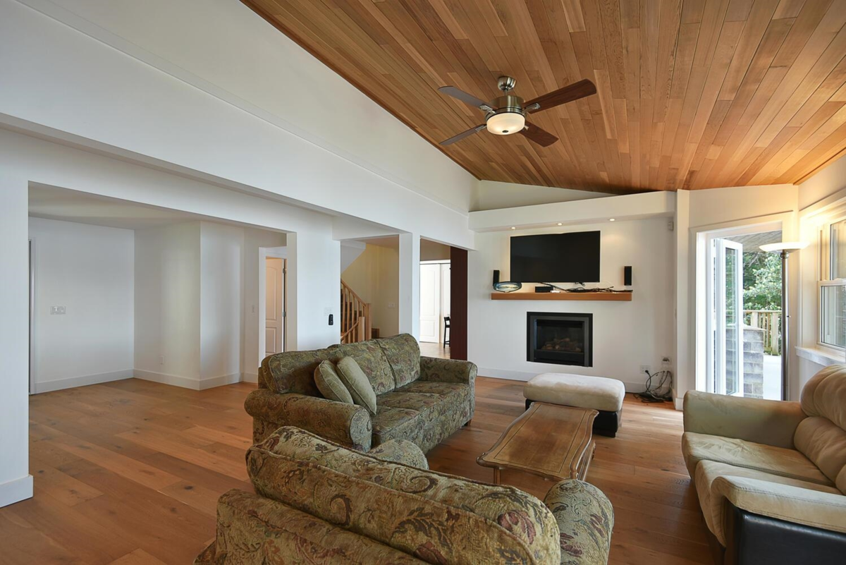 Dining Area Photo of 8429 Redrooffs Road, Halfmoon Bay, BC