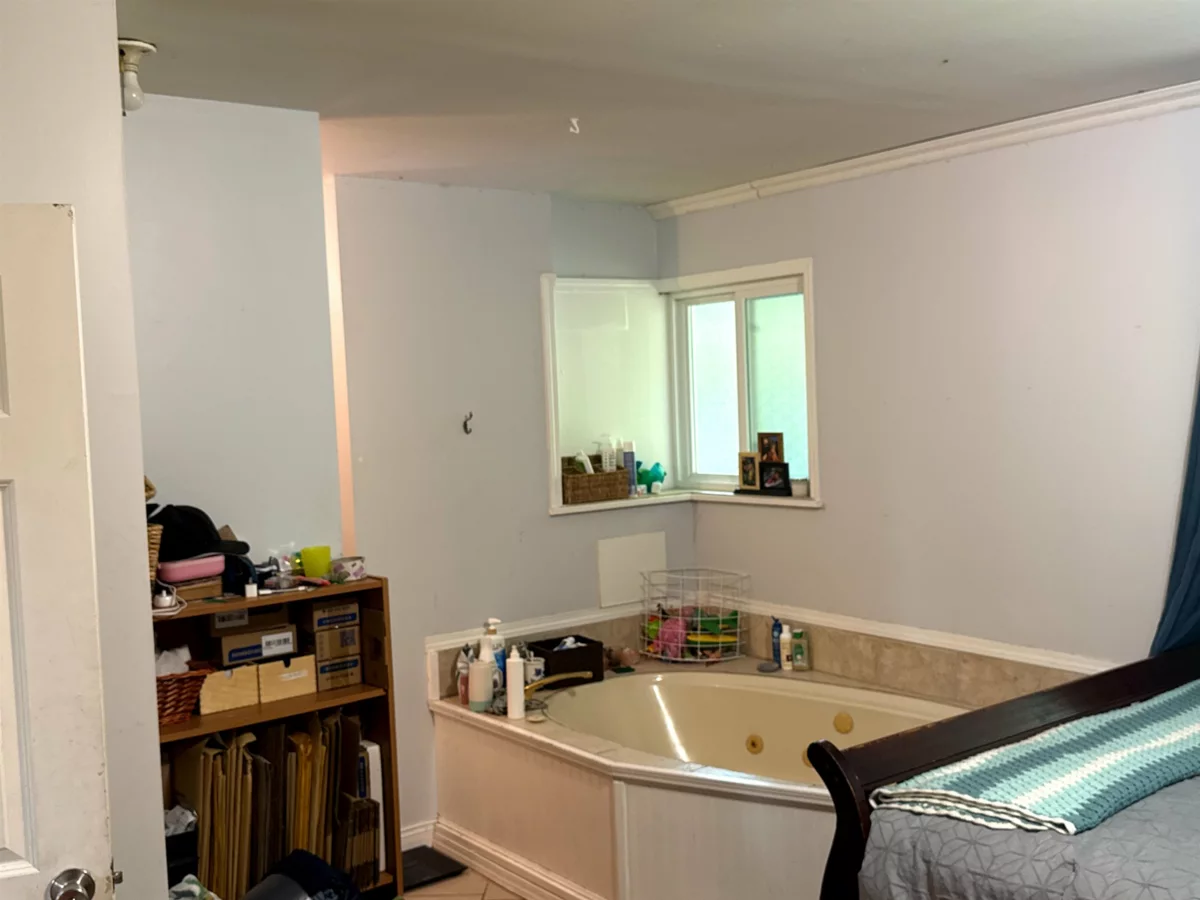 Guest Bathroom Photo of 32915 3rd Avenue, Mission, BC