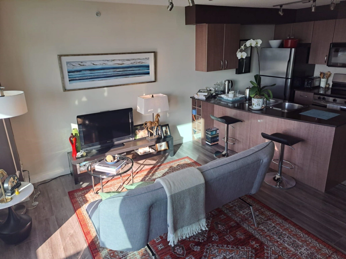 Kitchen Island Photo of 1611 610 Granville Street, Vancouver, BC