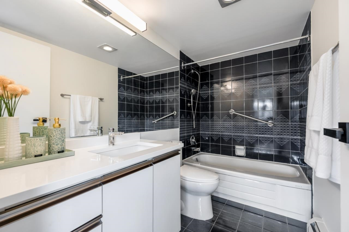 Guest Bathroom Photo of 4A 1568 W 12th Avenue, Vancouver, BC