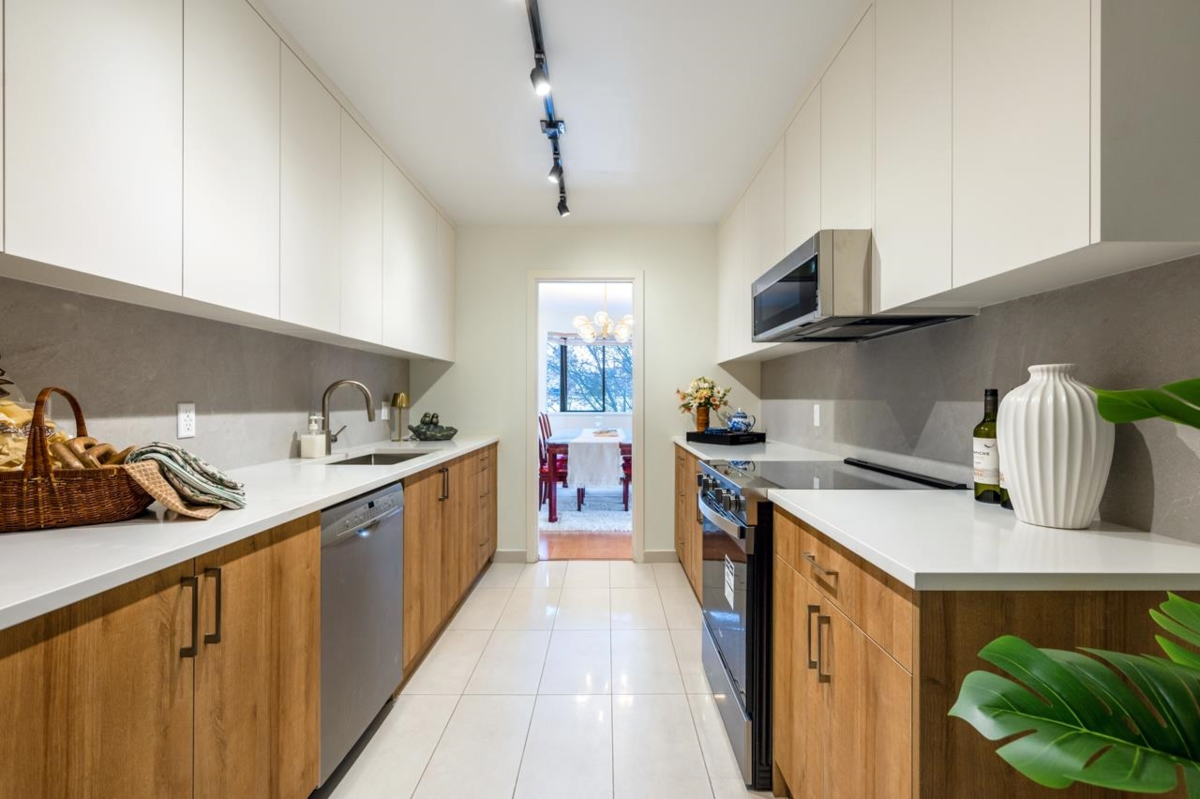 Kitchen Island Photo of 4A 1568 W 12th Avenue, Vancouver, BC