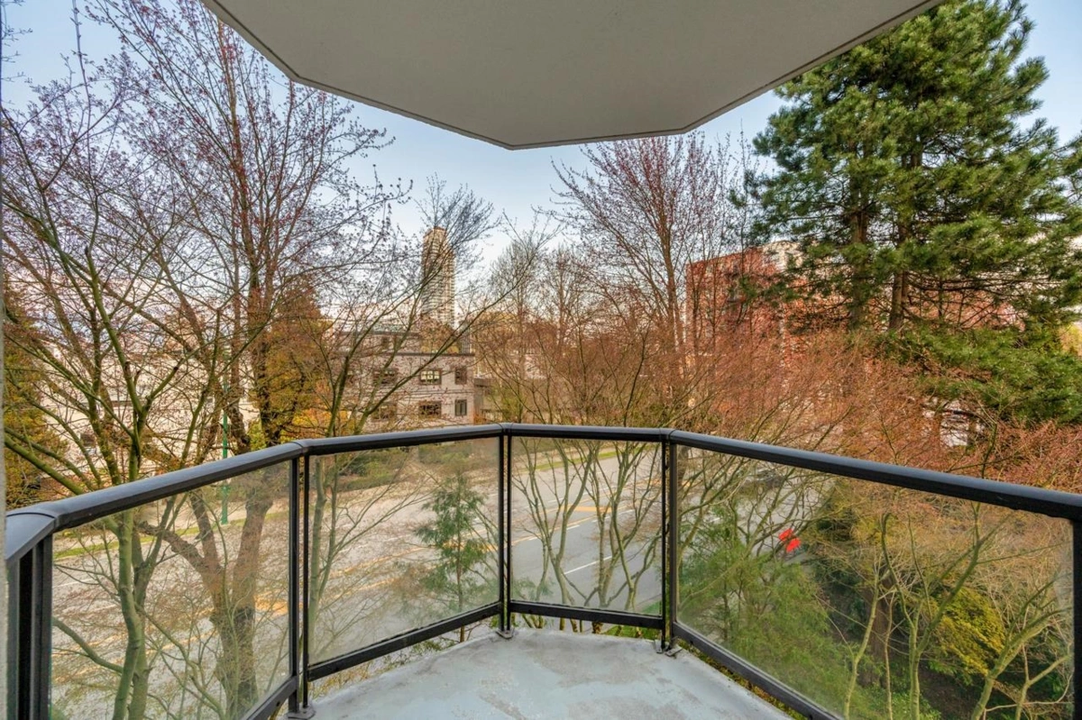 Powder Room Photo of 4A 1568 W 12th Avenue, Vancouver, BC