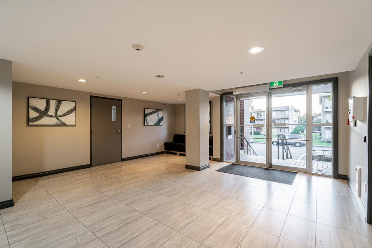 Entry Foyer Photo of 215 5650 201a Street, Langley, BC