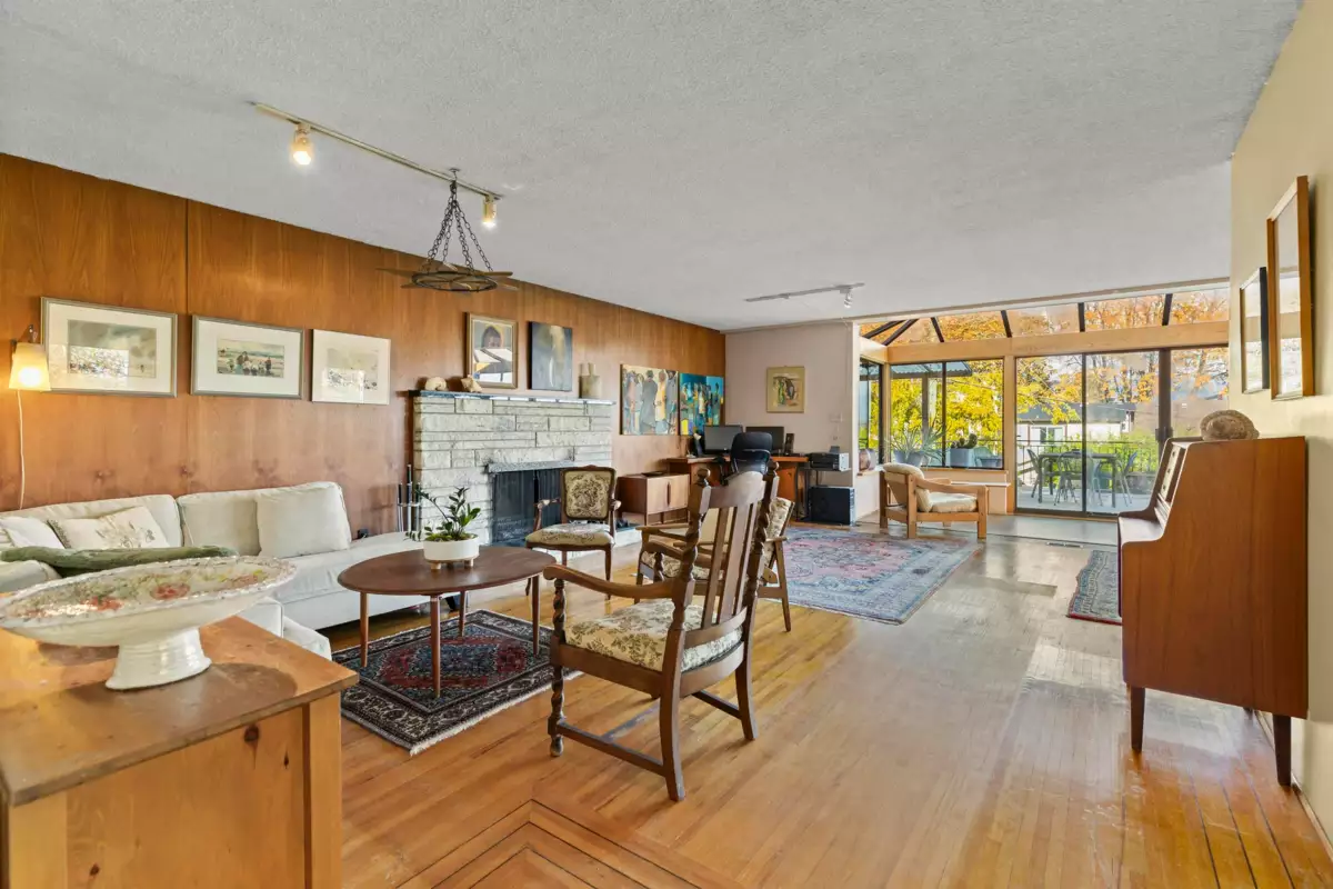Kitchen Island Photo of 3555 Quadra Street, Vancouver, BC