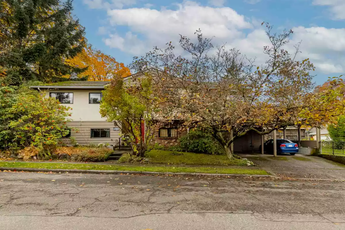 Living Room Photo of 3555 Quadra Street, Vancouver, BC