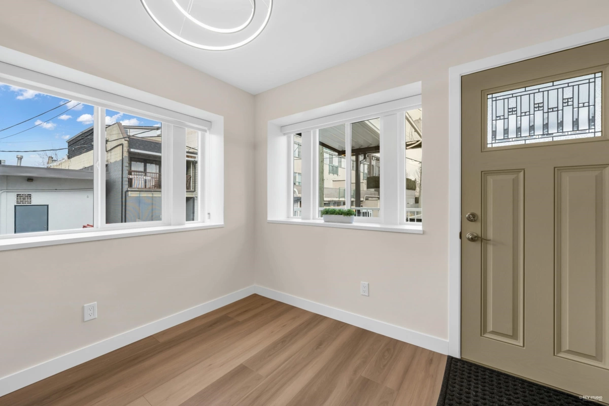 Walk-In Closet Photo of 719 E 27th Avenue, Vancouver, BC