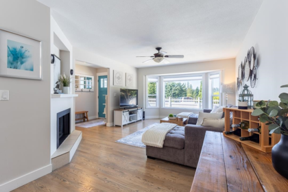 5592 Curtis Place, Sechelt, BC, Sechelt — Single Family Residence for sale