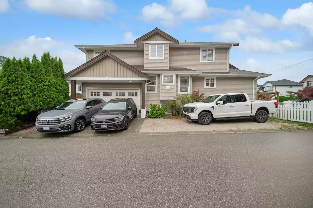 Outdoor Deck Photo of 18419 68 Avenue, Surrey, BC