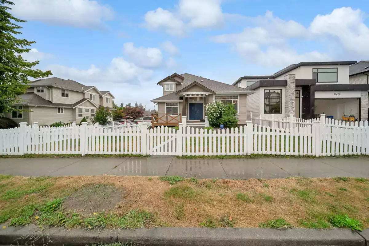 Outdoor Patio Photo of 18419 68 Avenue, Surrey, BC