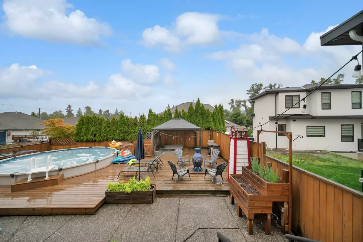 Staircase Photo of 18419 68 Avenue, Surrey, BC