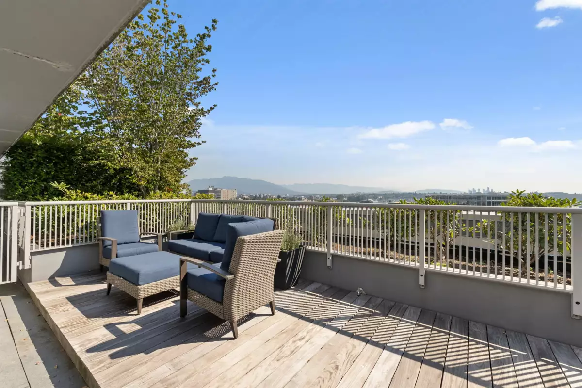 Front Yard Photo of 711 108 E 1st Avenue, Vancouver, BC