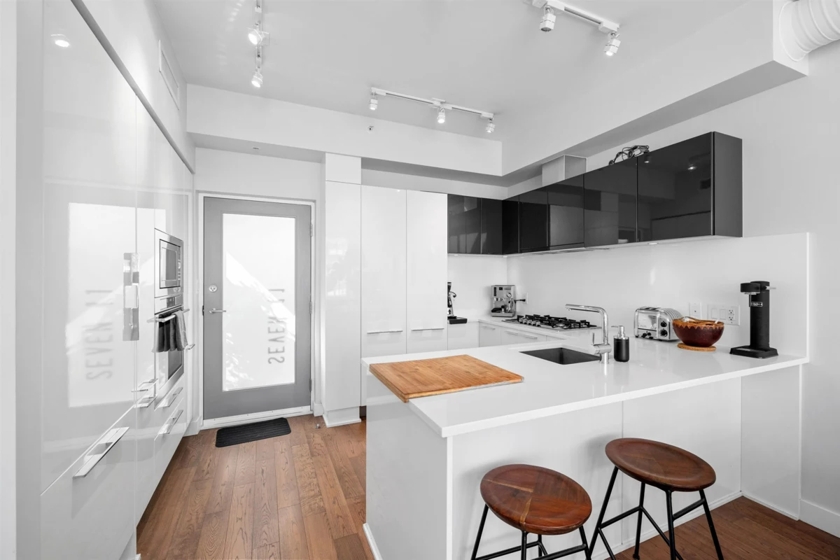 Primary Bathroom Photo of 711 108 E 1st Avenue, Vancouver, BC